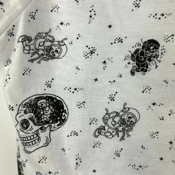 EIGHTY EIGHT BRAND SZ M OUTTA THIS WORLD SKULL PATTERN TEE SHIRT 100% COTTON. - Picture 4 of 5
